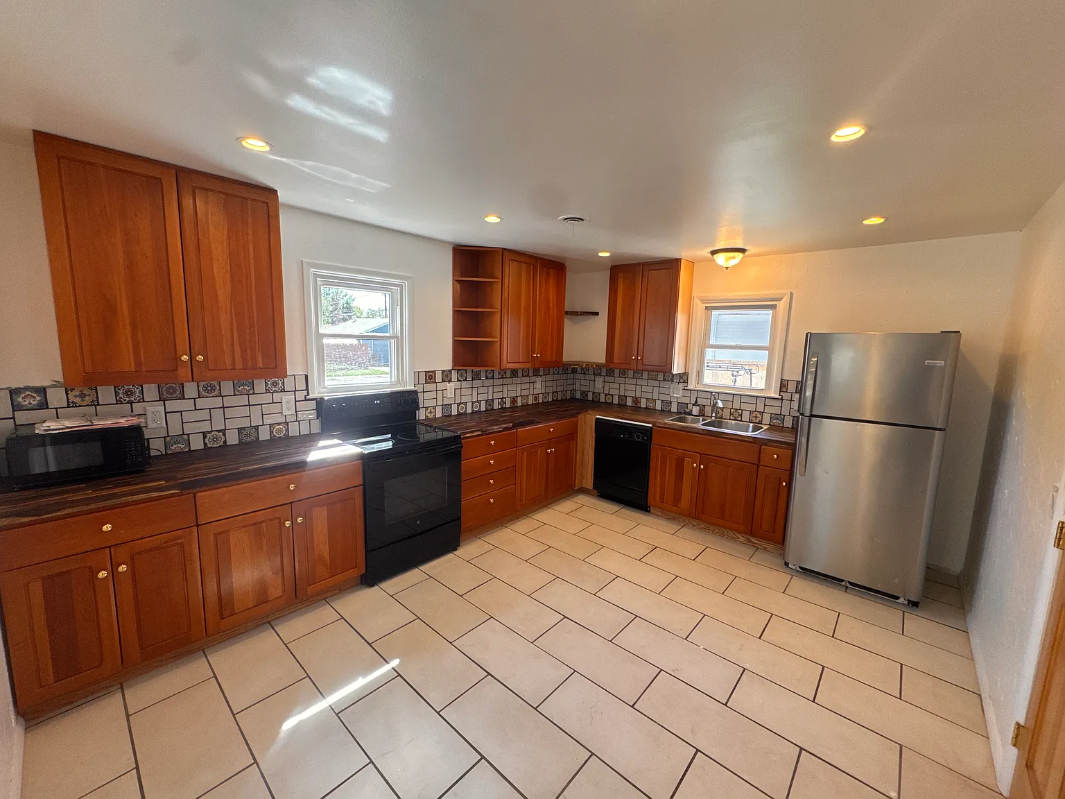 2 bed, 950 sqft, $1,950 — Photo 2