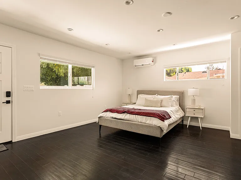 15233 Camarillo St #2 — Photo 5