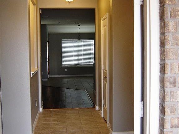 4th image of 900 Silvermoon Dr
