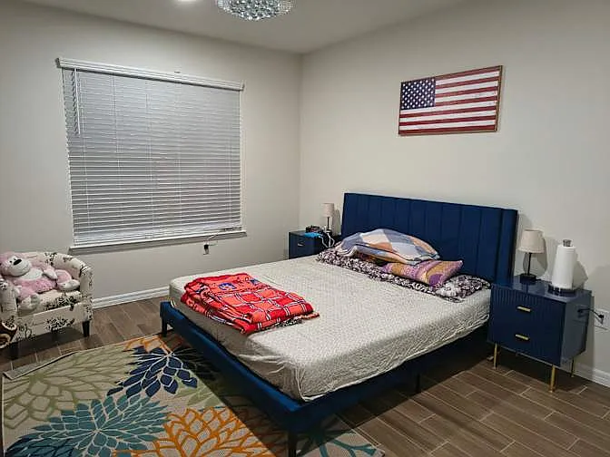 5 bed, 4000 sqft, $900 — Photo 2