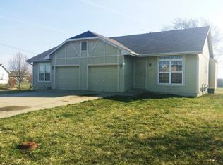 605 Maple Ter, Wellsville, KS 66092