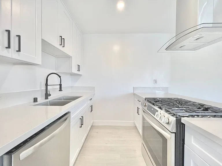 7305 Variel Avenue — Photo 4