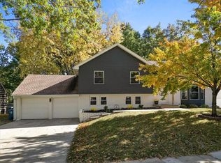 9757 Glenwood St, Overland Park, KS 66212