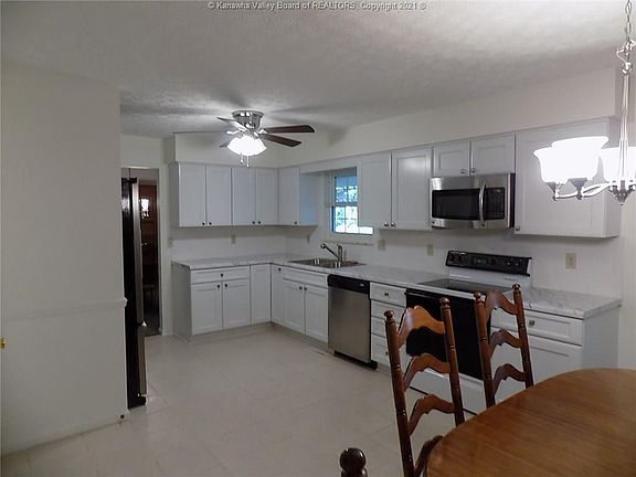 3rd image of 933 Harmony Ln