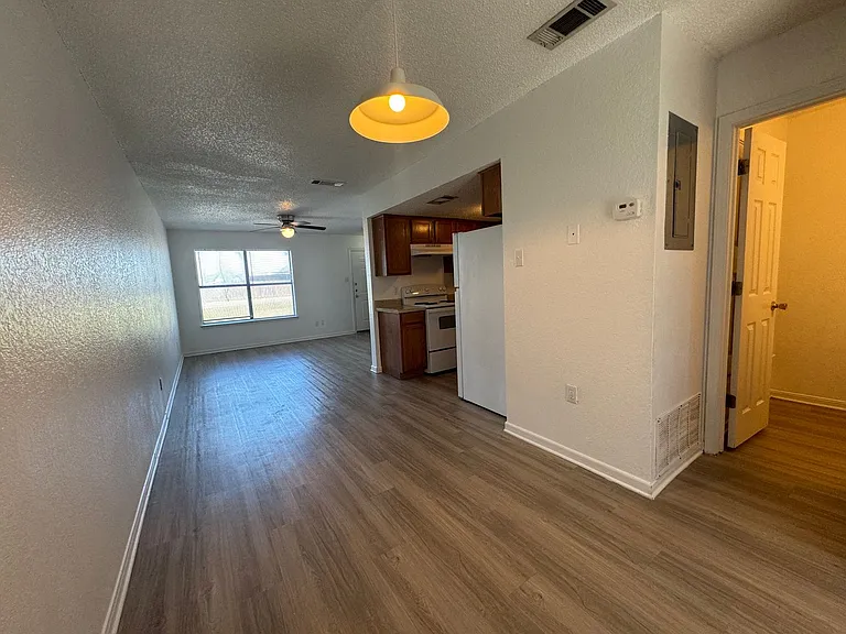 1306 Monroe Lp — Photo 6