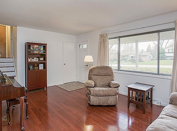 3rd image of 3S043 Sequoia Dr