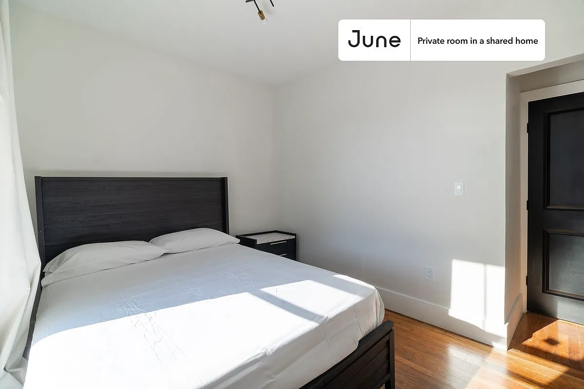 Queen bedroom in 5 bed/2 bath home in Roxbury #1900 B — Photo 2