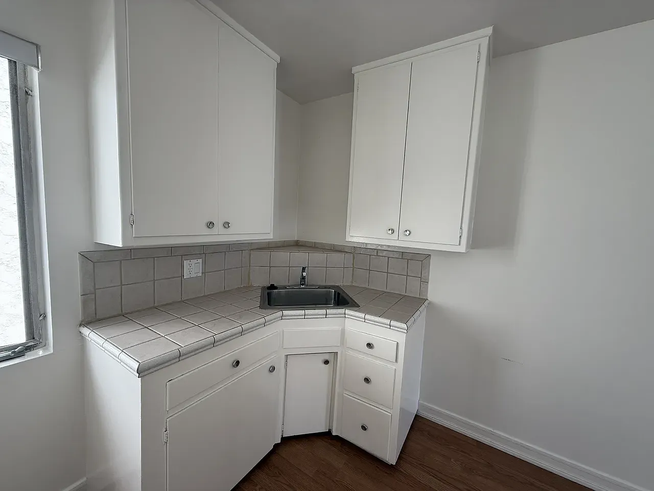 Studio, 675 sqft, $1,850 — Photo 2