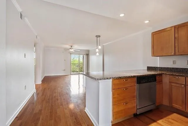 Building Photo - 3915 Saint Charles Ave #604