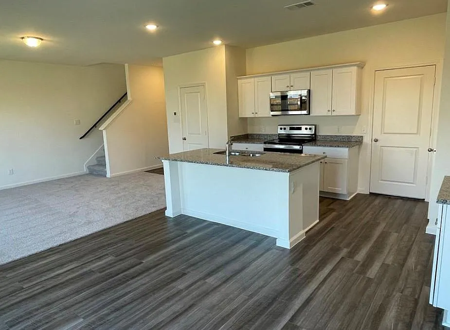 3 bed, 2.5 bath, 1826 sqft, $1,995 — Photo 4