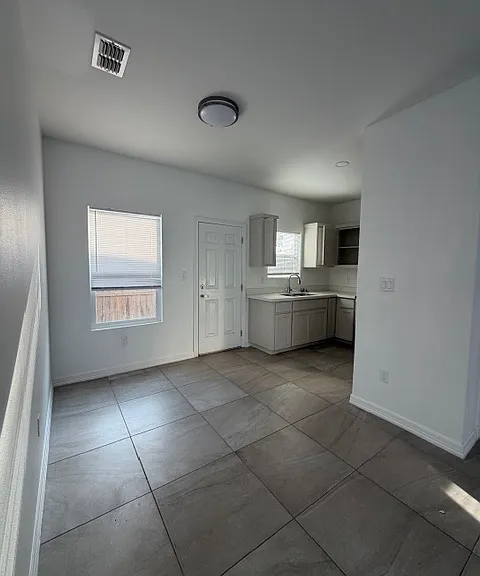 445 E Acacia St #1 — Photo 4