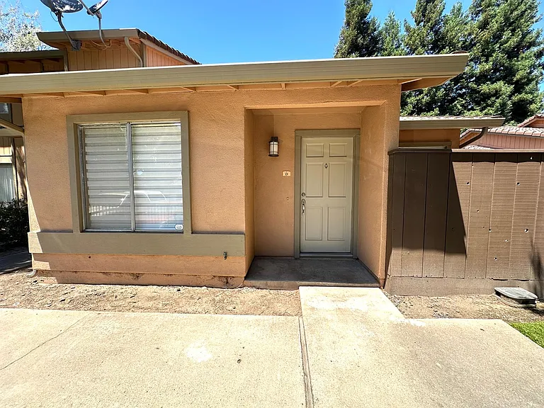 4004 Elmo Loop #D — Photo 1