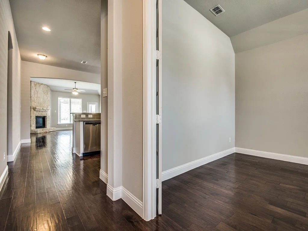3 bed, 1904 sqft, $2,695 — Photo 3