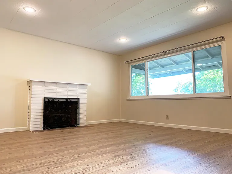 3407 Flora Vista Ave — Photo 3