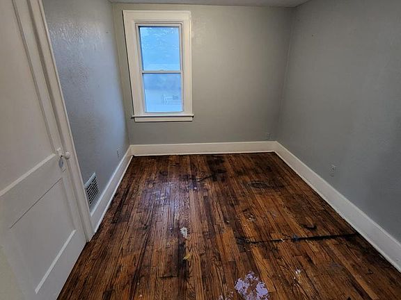 3rd image of 1039 Mayflower Ave