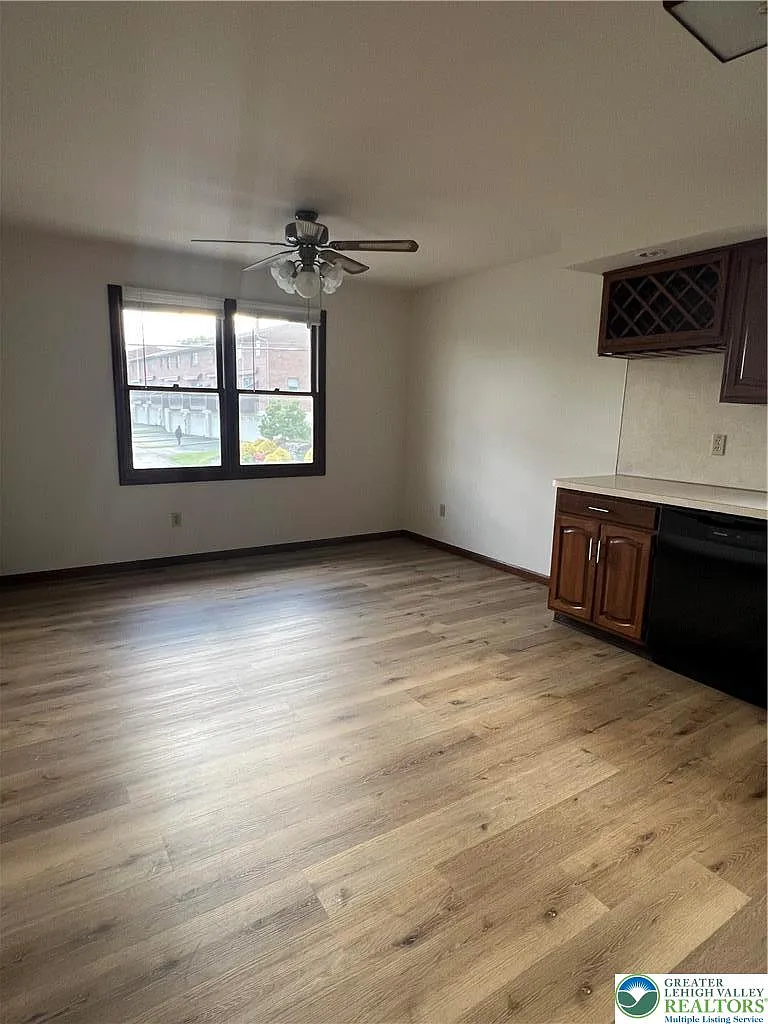 2 bed, 1.5 bath, 1100 sqft, $1,815 — Photo 4