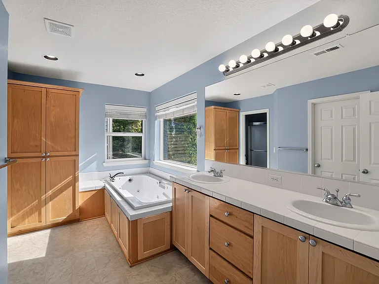 472 NE 60th Ave — Photo 14