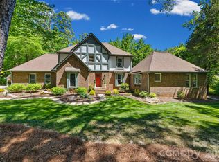 517 Raintree Dr, Matthews, NC 28104