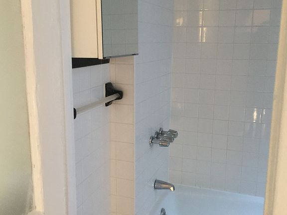 3rd image of 2814 Crescent St
