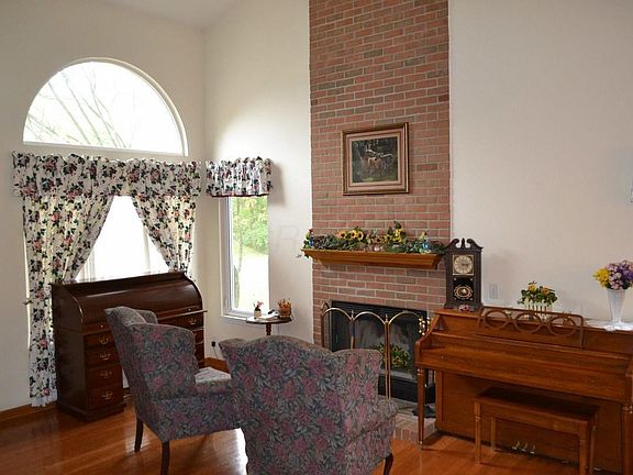 5th image of 814 Pinehurst St