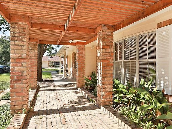 THE CUSTOM PERGOLA EXTENDS THROUGHOUT THE VILLAS FRONT ELEVATION