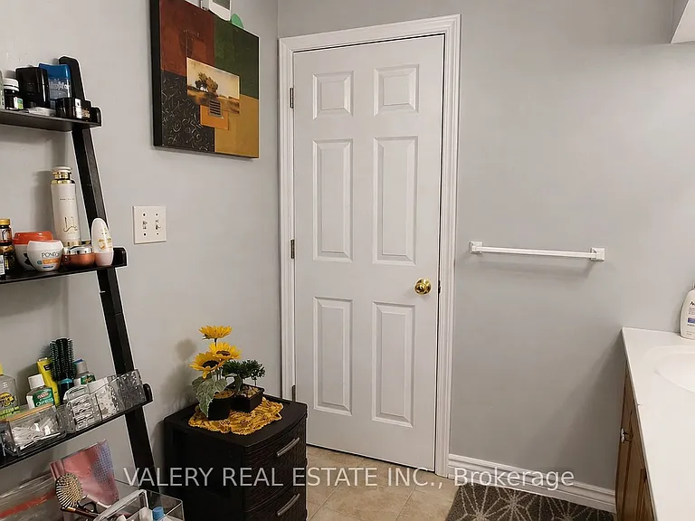 59 Casabel Dr #LOWER — Photo 10