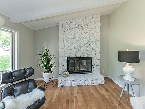 3rd image of 204 Julia Dr