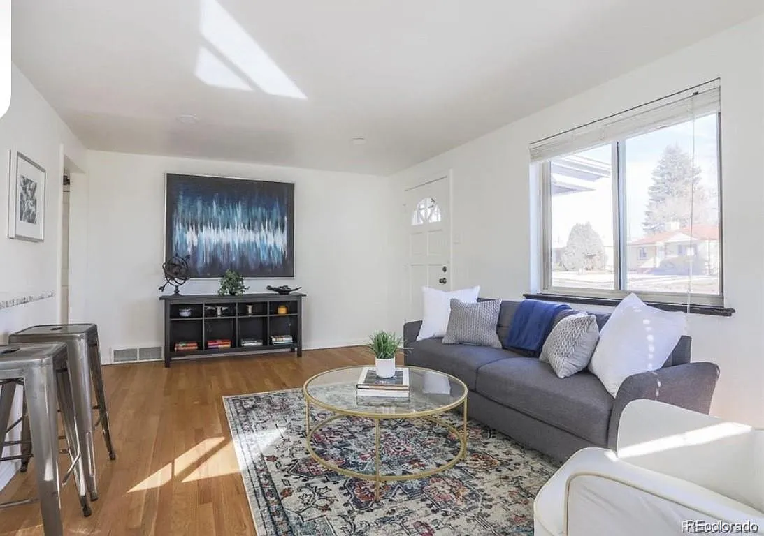 2 bed, 1.0 bath, 814 sqft, $2,400 — Photo 2