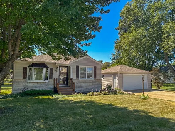 380 Charlotte Ave, Crystal Lake, IL 60014