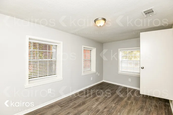301 NE 32nd St — Photo 12