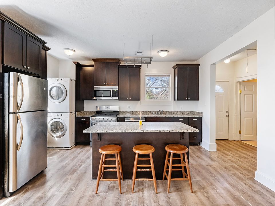 Open concept kitchen that flows into dining room... great for entertaining!