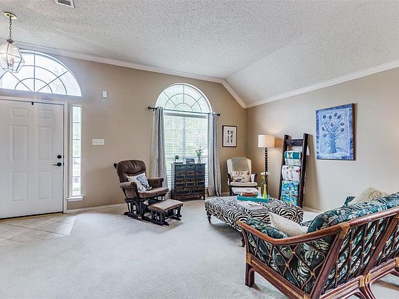 4th image of 1063 Pondview Dr