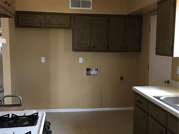 4th image of 4916 Blossom Dr