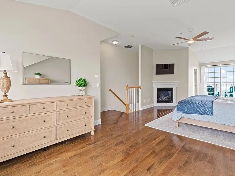 189 E Grand Ave #4 — Photo 8