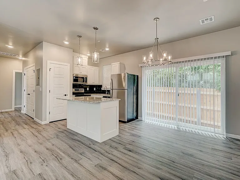 1138 N Blackwelder Ave #1 — Photo 3