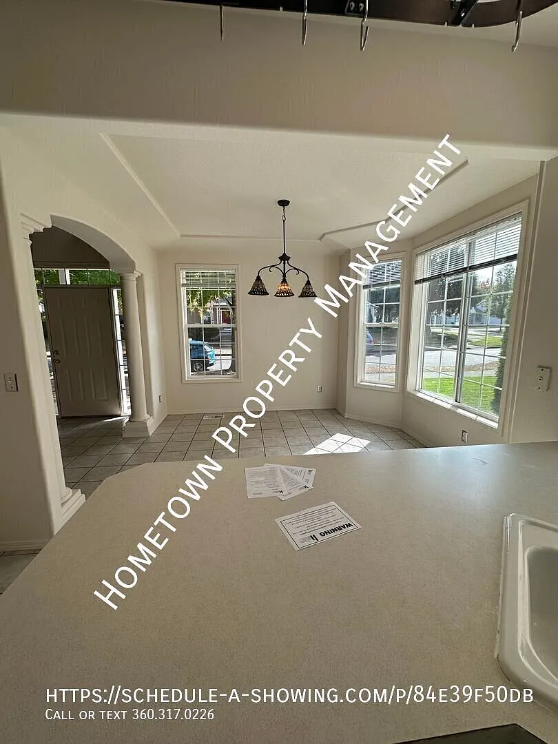 Spacious 3 Bedroom w/Bonus! — Photo 4