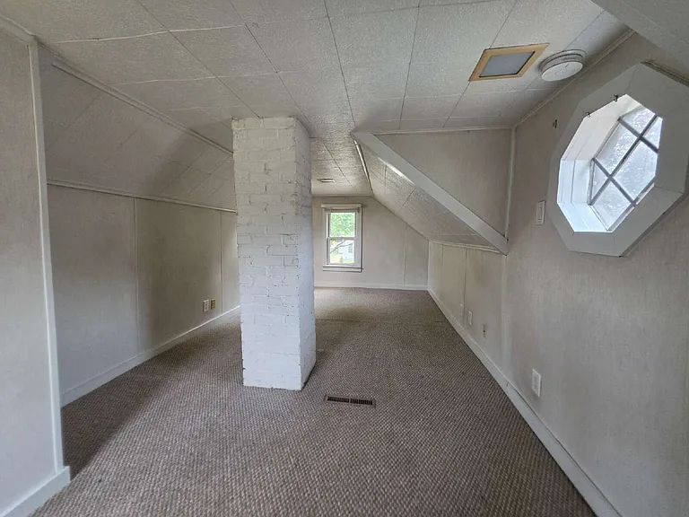 739 Churchill St — Photo 18