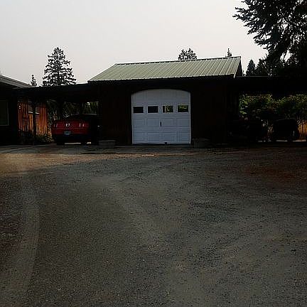 Garage with 2 carports