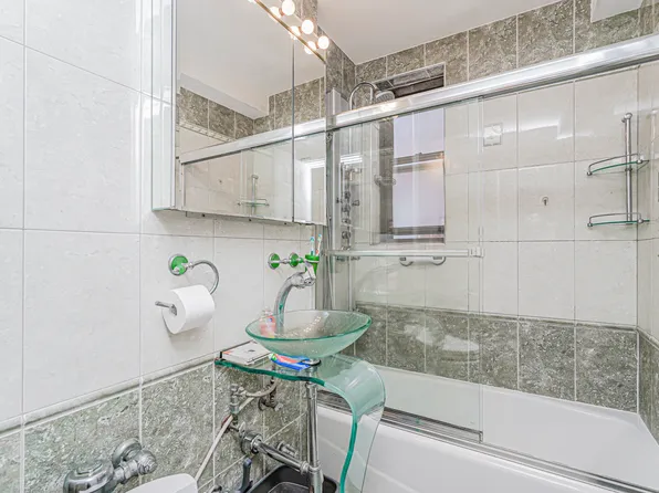 2140 Knapp Street image 10 of 25