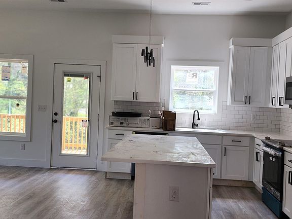 3rd image of 122 Theodosia Dr