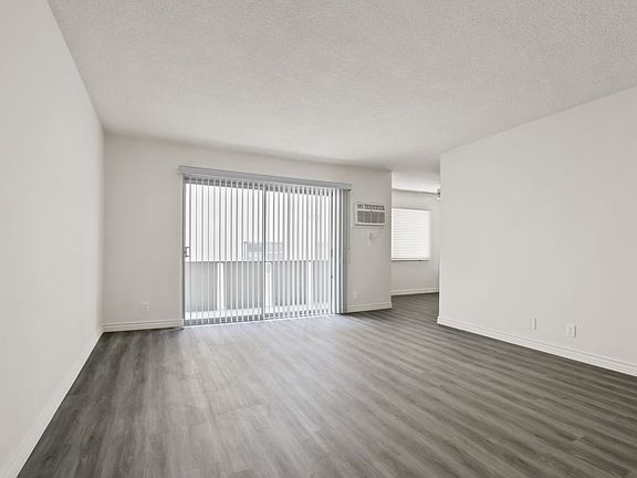 5th image of 937 6th St APT 7