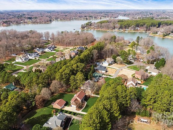 3rd image of 127 Lynn Cove Ln