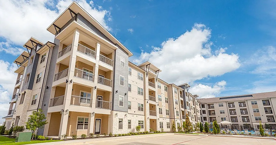 Brea Luxury Apartments — Photo 3