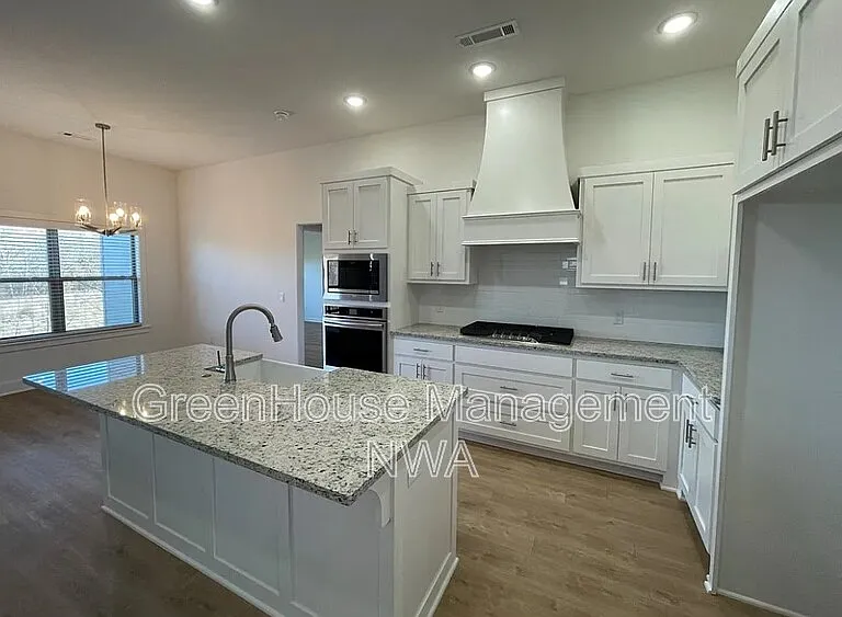 1574 Pershing St — Photo 10