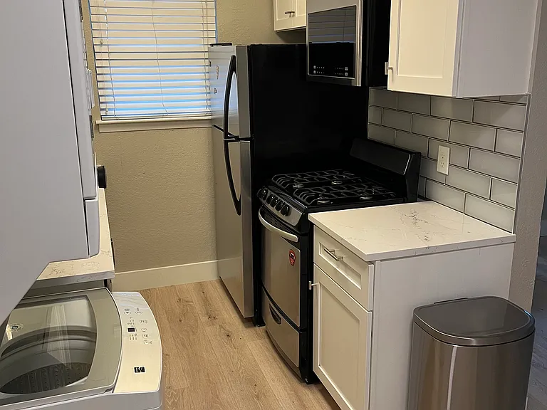 2401 Manor Rd — Photo 2