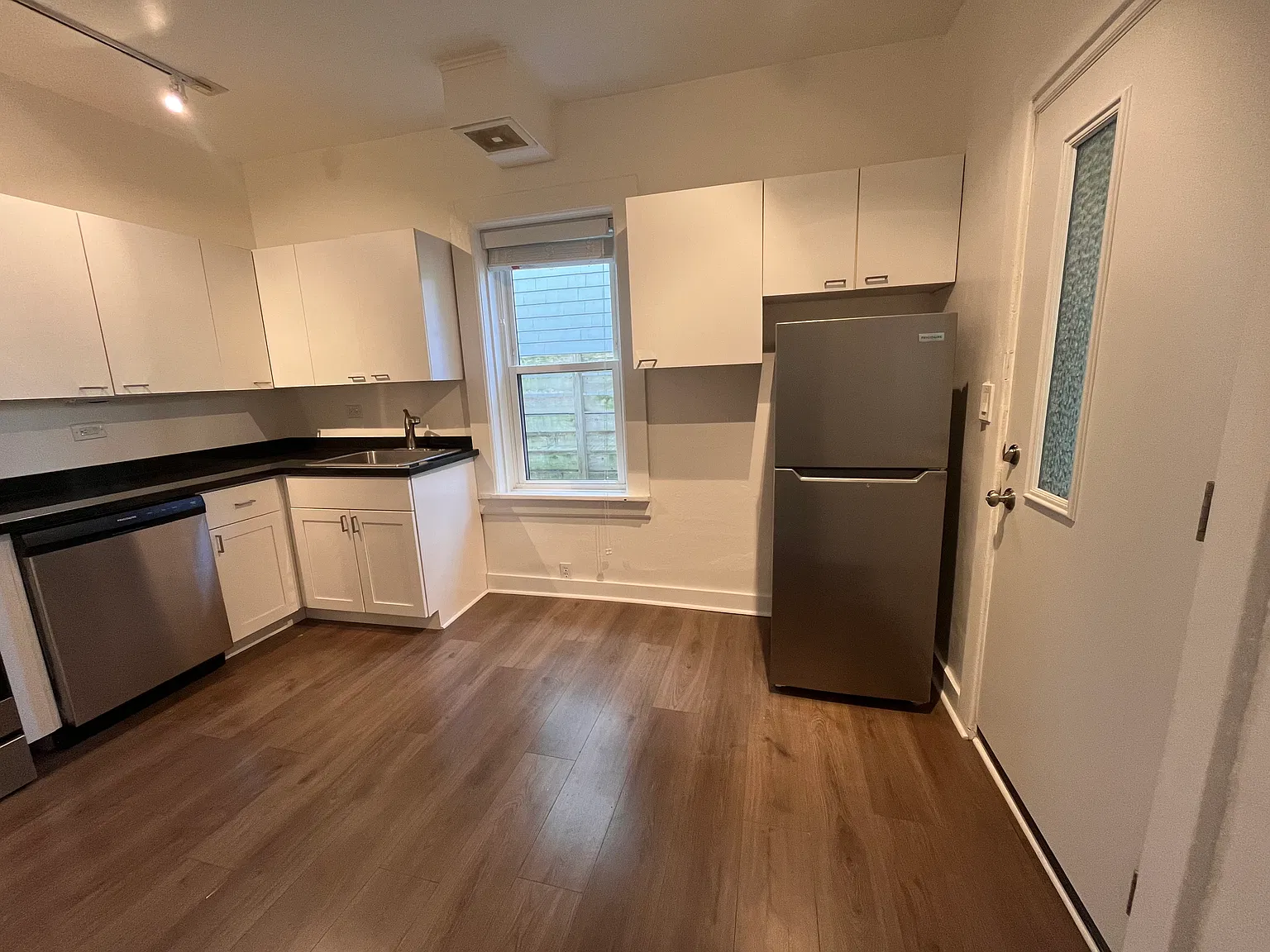 1 bed, 550 sqft, $1,600 — Photo 2