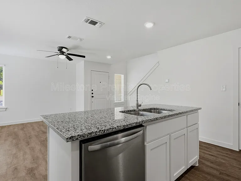 227 W Bond St — Photo 10