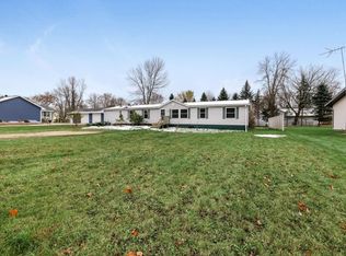 407 Riverview Ct, Fremont, WI 54940