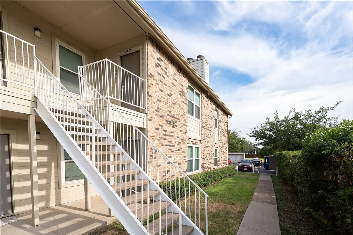 2 bed, 799 sqft, $1,350 — Photo 1