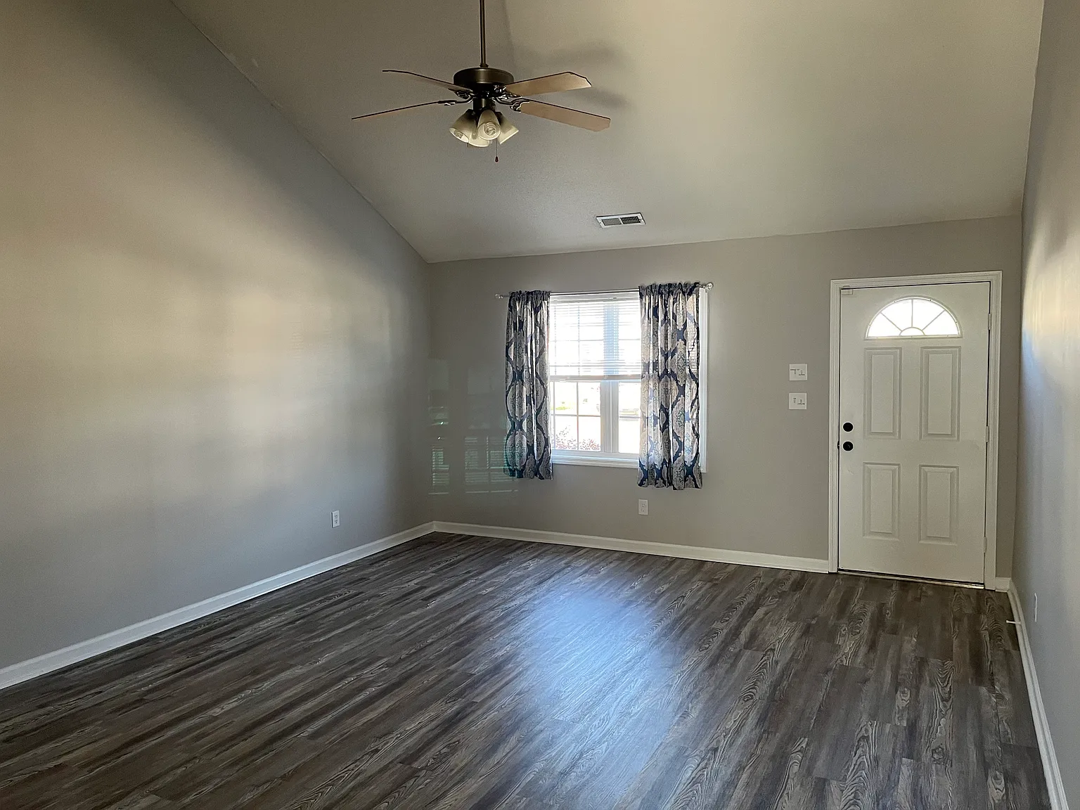 2 bed, 2.5 bath, 1300 sqft, $1,415 — Photo 3
